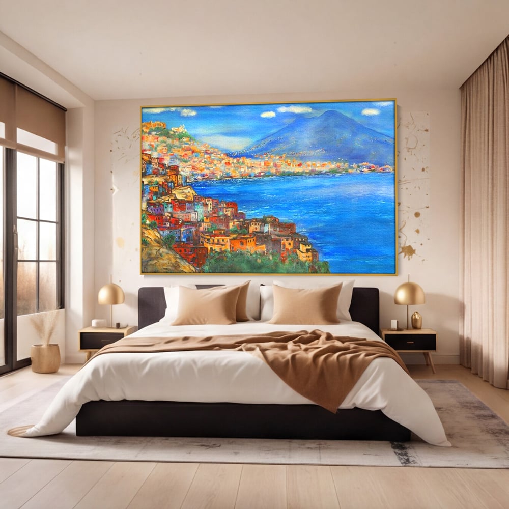 Tablou canvas cu tablou canvas cu peisaj din napoli, in rama de aluminiu auriu, pe perete intr-un dormitor